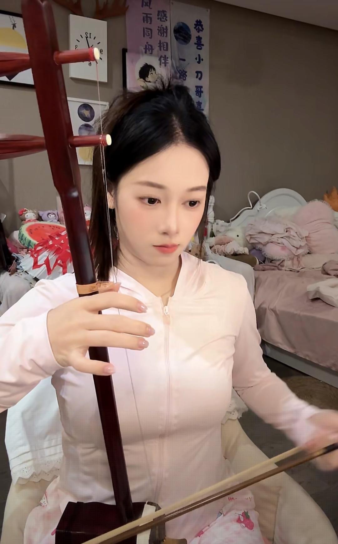 晚上刷到56学姐吴柳芳在直播间拉二胡，自从复出后她已经换了好几个赛道。先是想走古