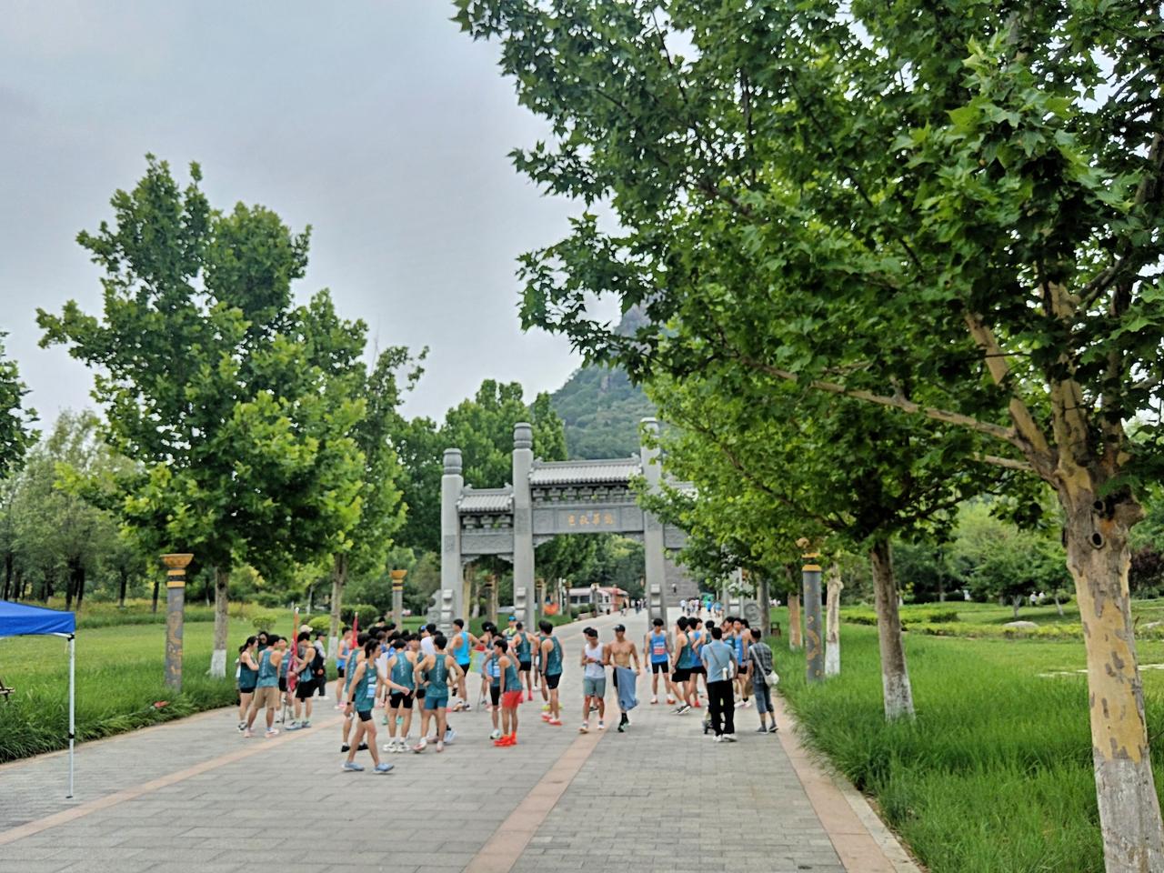 上联：冬寒枯叶落，求下联春暖新芽生。