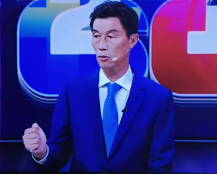 为什么很多人，都在吐槽区楚良？我觉得他解说得不错，起码，不循规蹈矩、不哗众取宠，