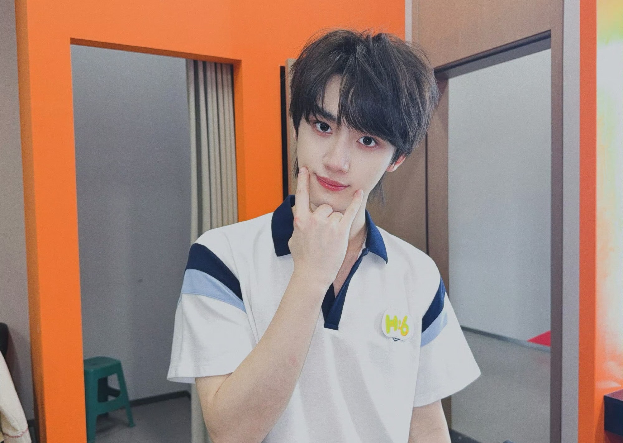 张凌赫和丁程鑫的长相就是如此权威，张凌赫往那一站自带焦点，顶级骨相，小丁则完全是