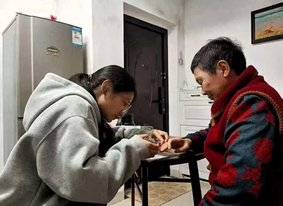 江西，一房东不仅给一大二女生免租金，每学期还倒贴3000块钱，条件只有一个，让那