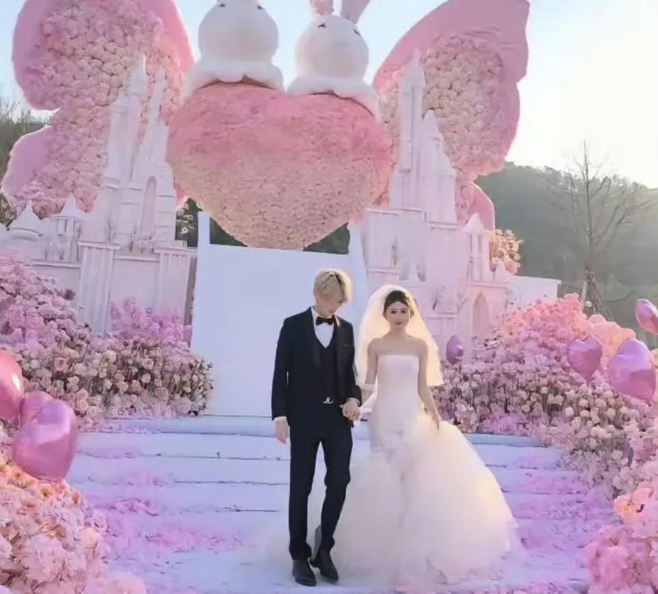 吓我一跳，我以为鹿晗结婚了那？

没想到是冒牌的，鹿哈向27岁女友求婚了，现场一