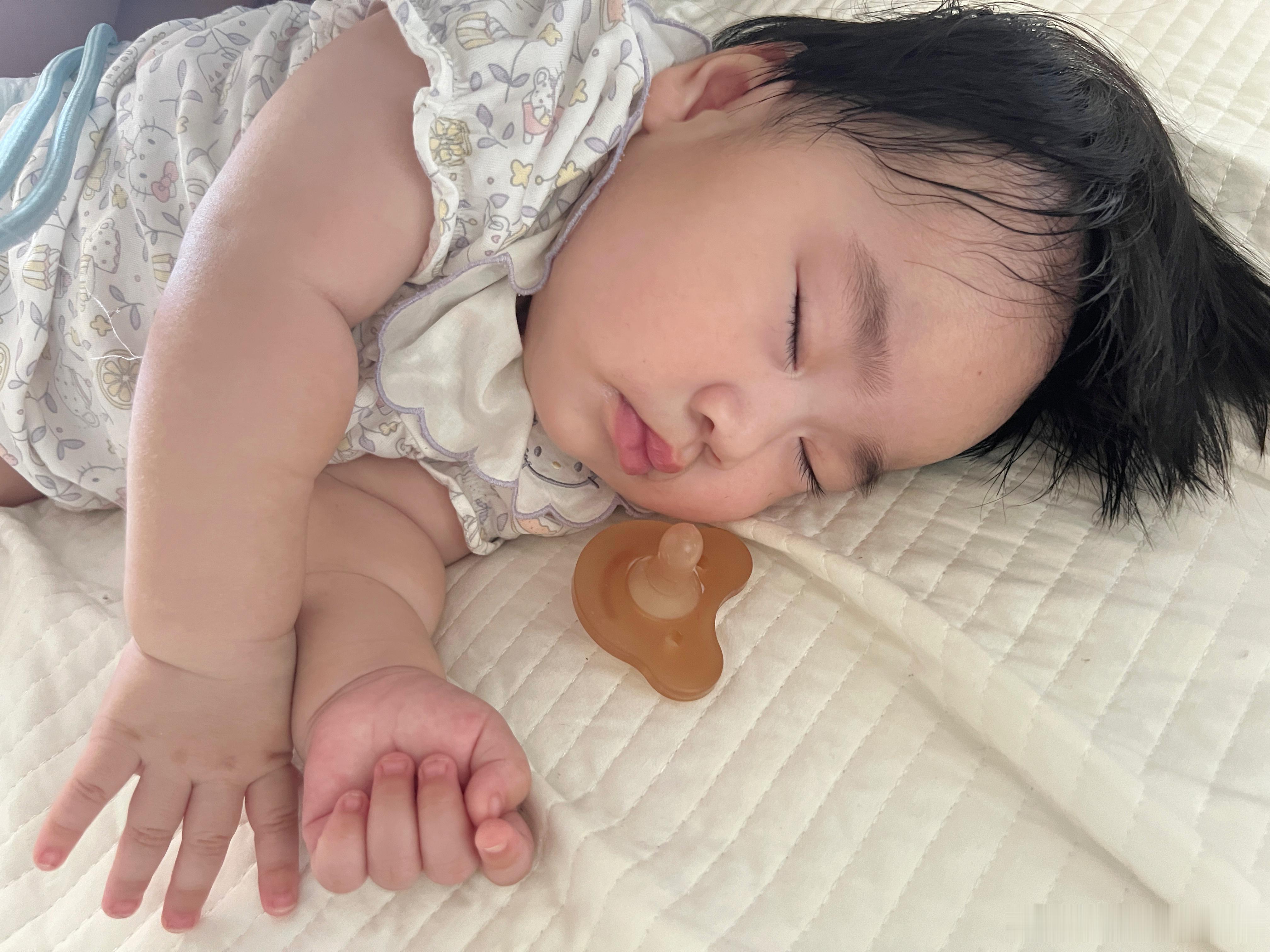 看上去肉乎乎的小水晶也就才16斤今天刚称的体重我俩60.9 