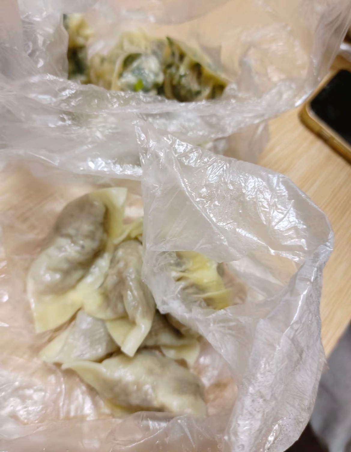 【玉林某乡镇店铺购买的饺子吃出塑料袋】7月1日，网友爆料称：玉林市某乡镇的一个店