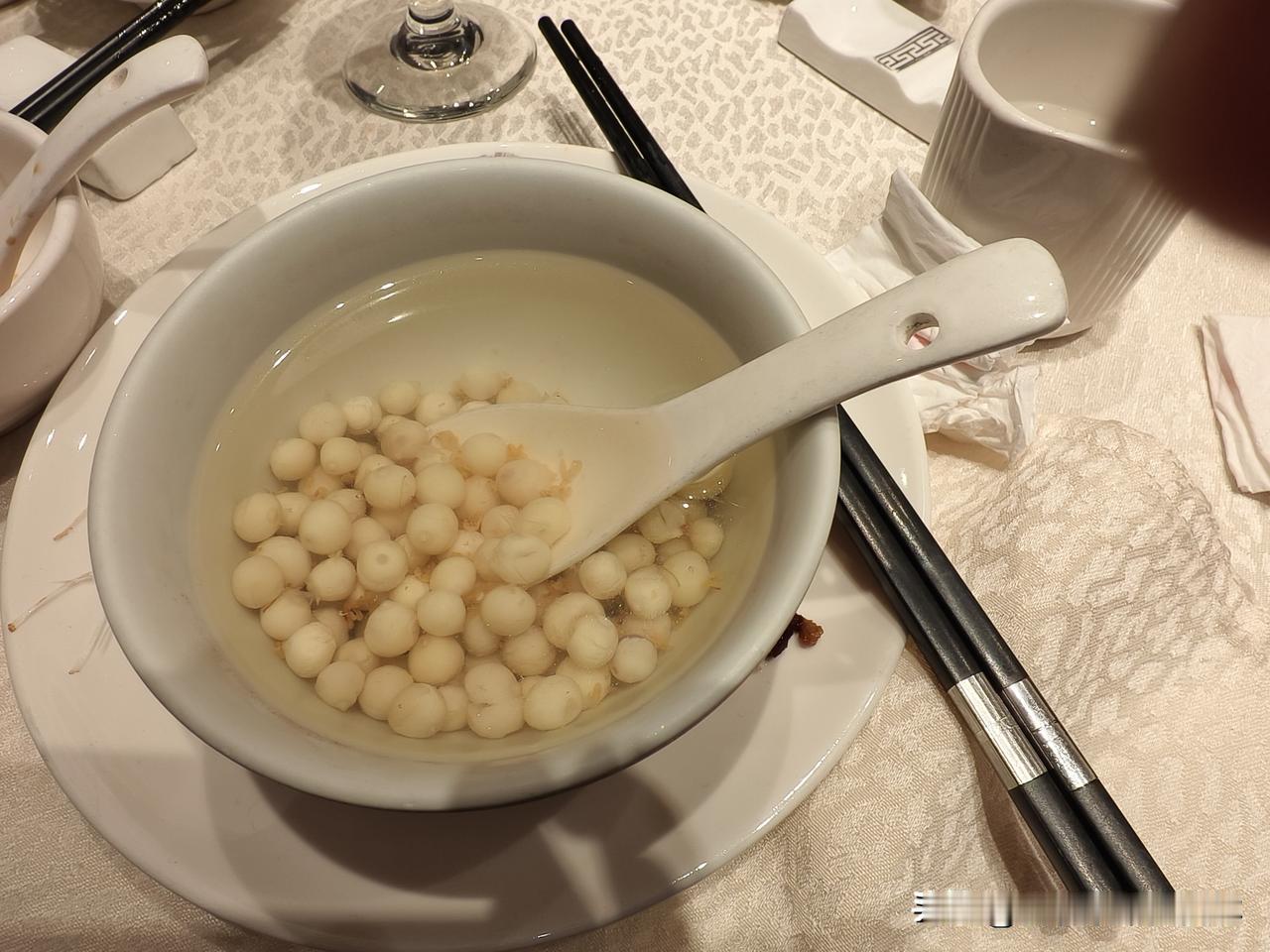 第一次听说鸡头米是在平利农家乐，结果那天没吃成。没想今天在苏州，我们居然吃到了鸡