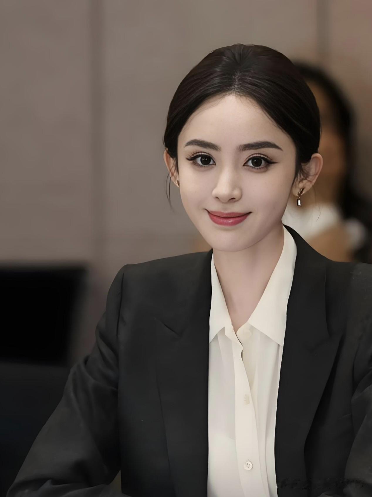 娜扎之美，如天山雪莲，清冷出尘。一颦一笑皆入画，一转身便惊艳了时光。她是西域最温