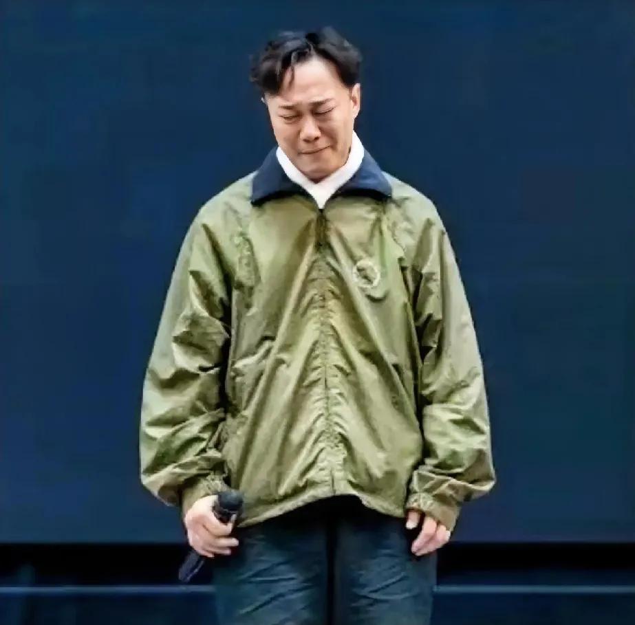 陈奕迅，
差点哭也来不及了，[捂脸]
别被猪队友害得无法开演唱会了！[灵光一闪]
