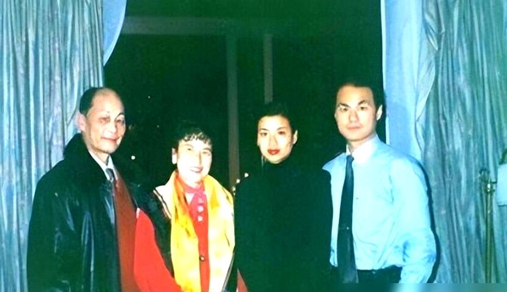 当有人当面问57岁的张也，“不婚你生理需求咋办？”哗然时，她只淡淡一句：日子不是