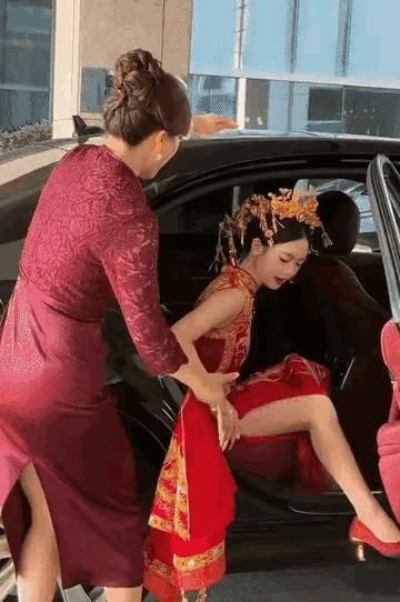 好喜庆的新娘子！肤白貌美大长腿！就是手臂上那个纹身没看出来是啥！新娘 福气满满新