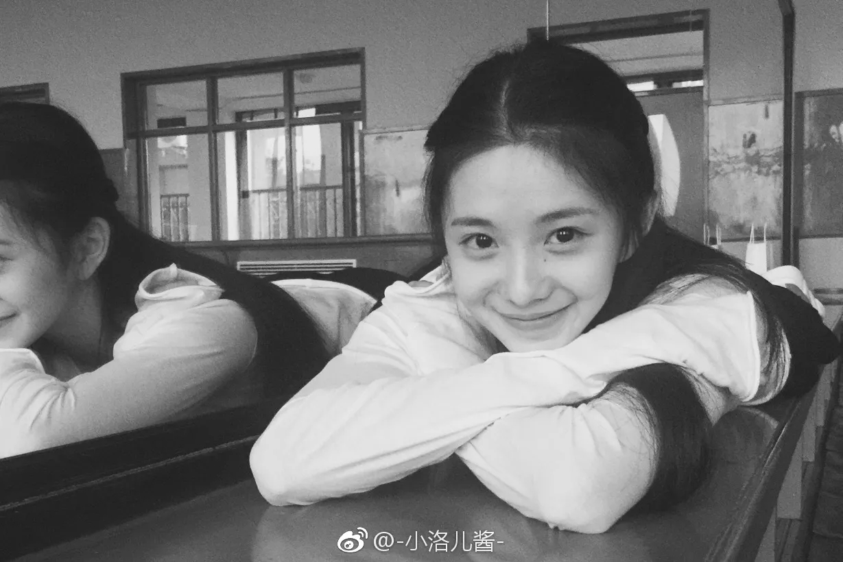 这张照片原来是趴在练功室的凳子上拍的（＾ν＾） 