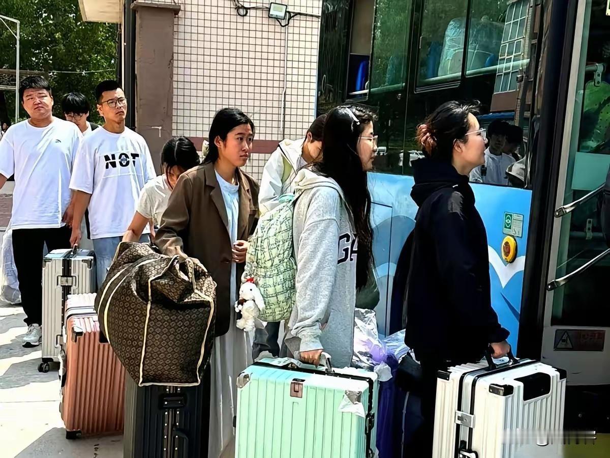 暑假工高峰期又来了，你会让孩子打暑假工吗？学生暑期打工 初高中暑假工