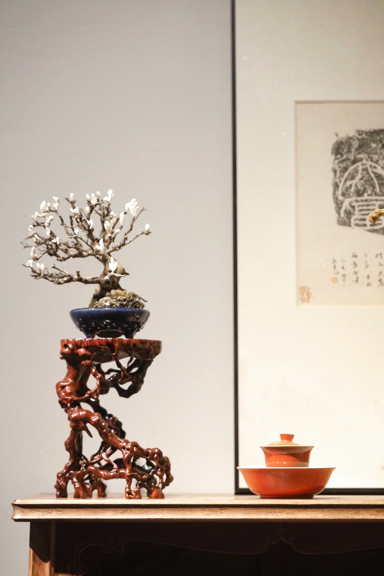 小叶紫檀｜盘根·底座 花几整料镂雕盘根错节，枝蔓纵横相绕，刀法随形就势，镂空处虚