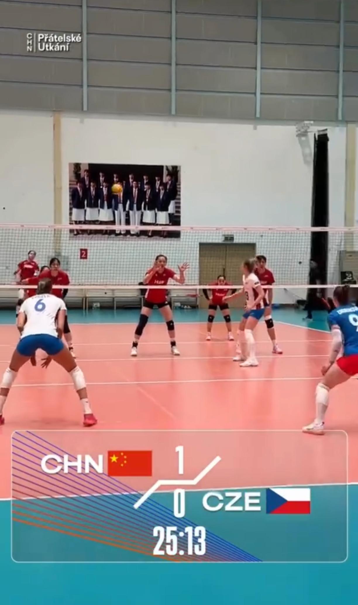 快讯:刚刚，在中国女排与捷克女排热身赛第—局比赛中，中国25:13胜出，大比分1