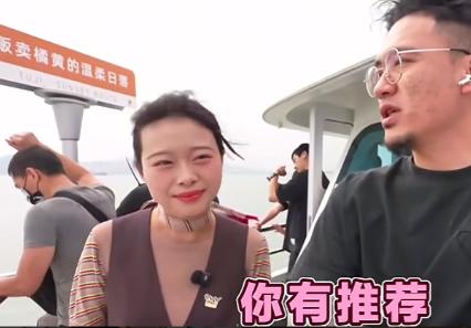 馆长船上的导游小姐姐是“卧底”？
事情是这样的，11月2号馆长团队在厦门包了个船