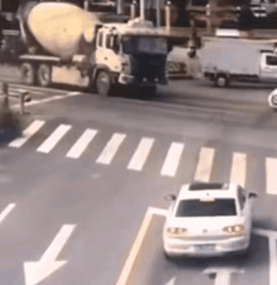 夺命罐车，好在两名行人命大福厚。