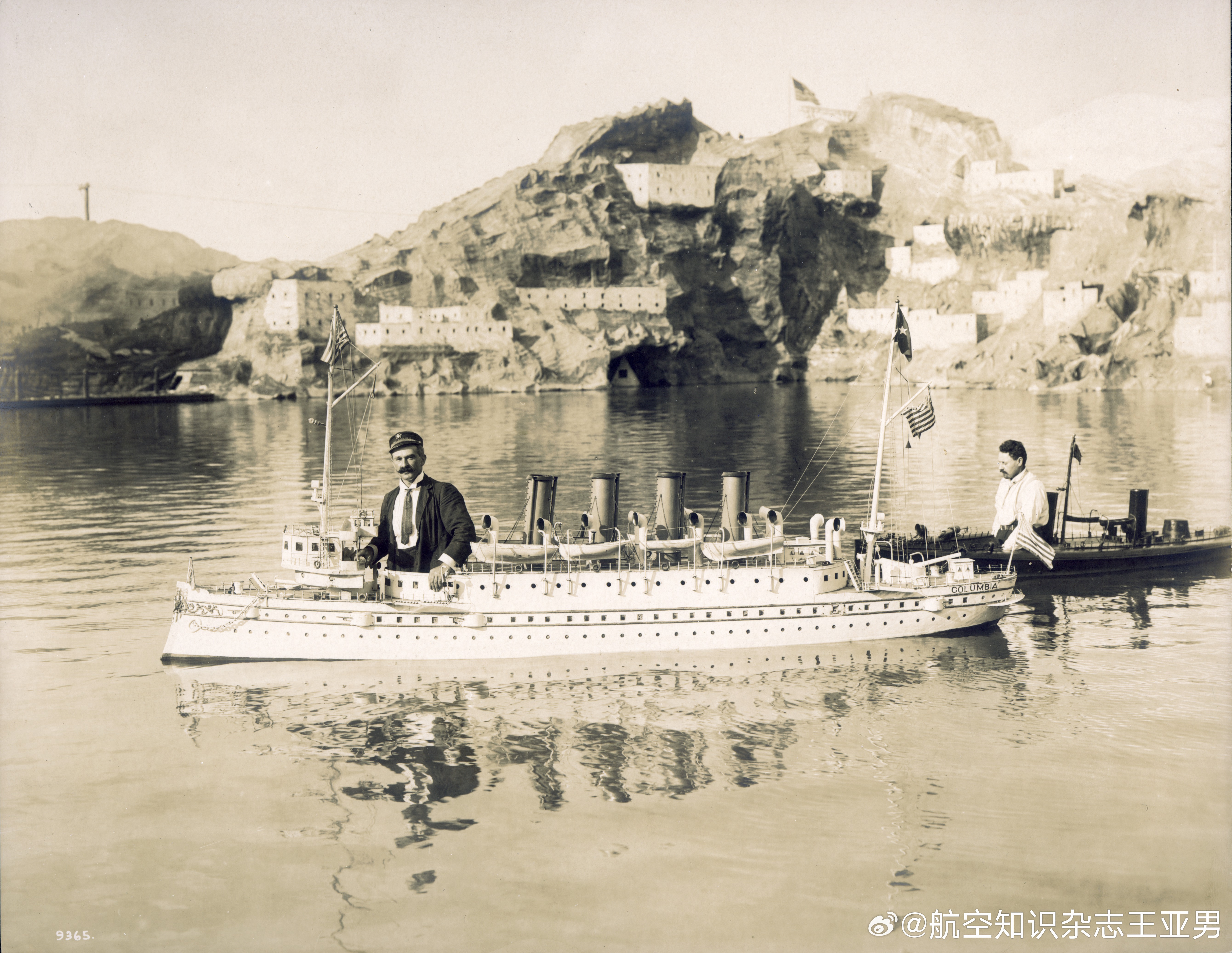 1904年美国圣路易斯世界博览会上，两名航模爱好者驾驶着自己的超大比例船舶模型出