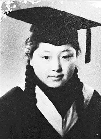 1978年冬，菜市场，钱三强的妻子穿着带补丁的衣服在买菜，她摸了摸冬笋。谁知，摊