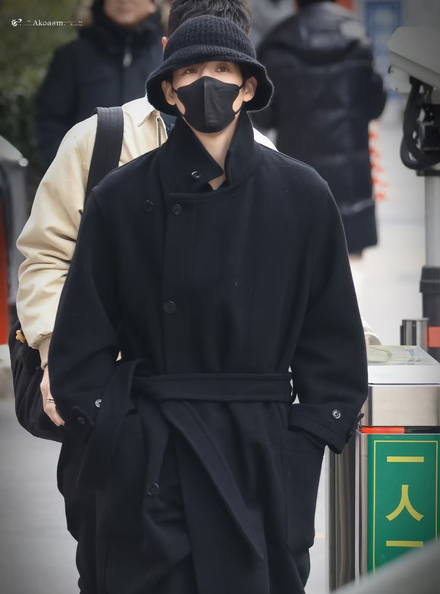 王安宇白敬亭撞衫王安宇白敬亭撞衫，两人都穿了黑色长款大衣，果然潮男的品味相同啊！