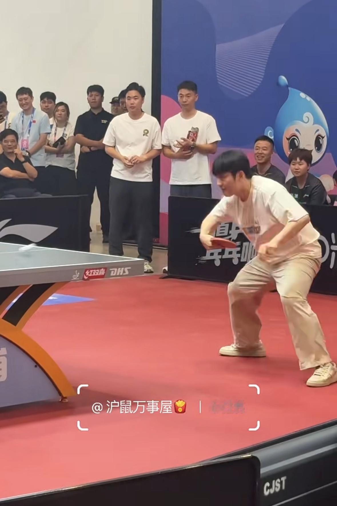 近距离围观樊振东打球，他是怎么这么搞笑的，一点不紧张，不局促！
东哥打的很稳，像