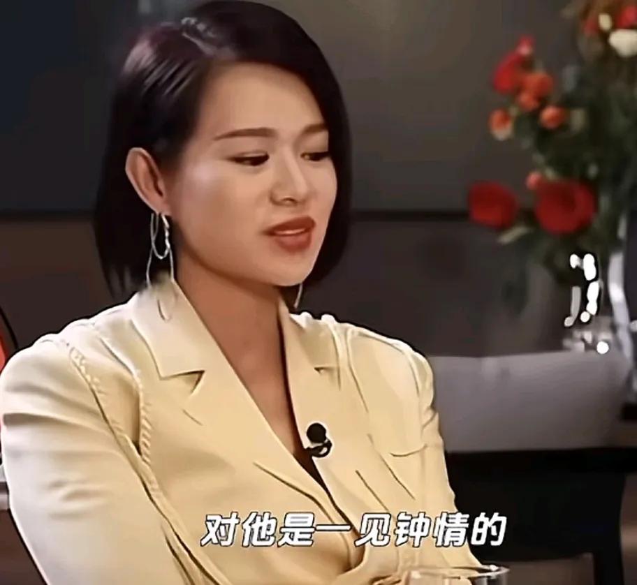 胡杏儿曾在访谈中表示，与老公李乘德交往三个月闪婚，她说：“对他是一见钟情的，他绝