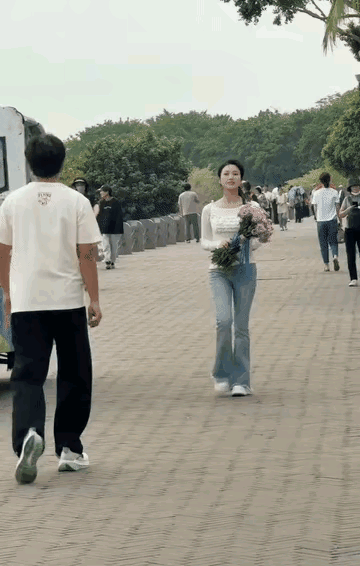 第一次接到女孩送花，男子受宠若惊成了傻冒了，不知所措！真的是没谁了[捂脸]