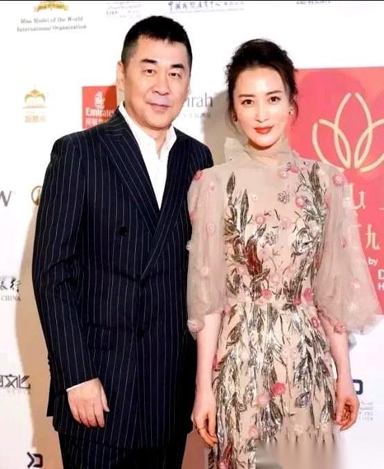 2005年，山西祁县的冷风吹着《乔家大院》片场。眼看就要拍那场重头吻戏了，平时五