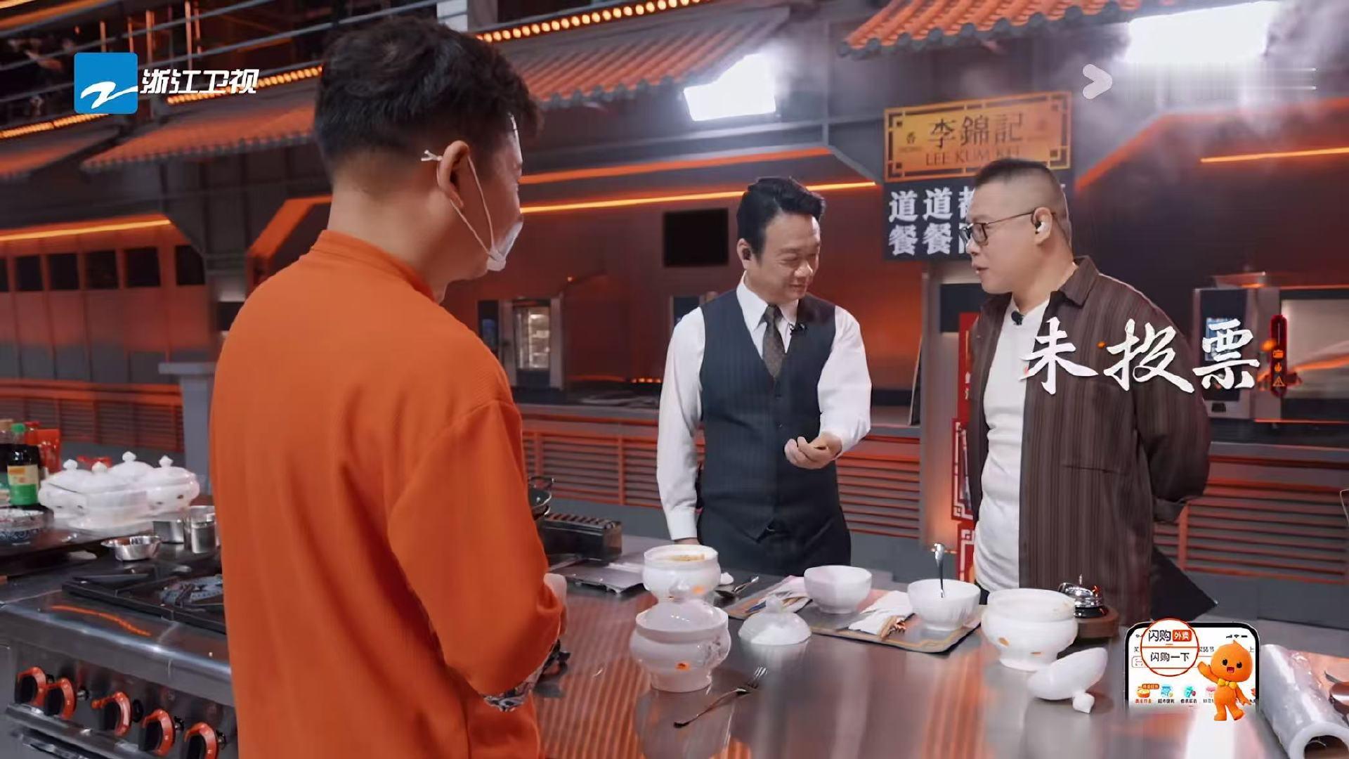 岳云鹏认为灶台整洁度也是比赛标准炙热游戏百厨大战岳云鹏对自己有要求，台上大褂要笔