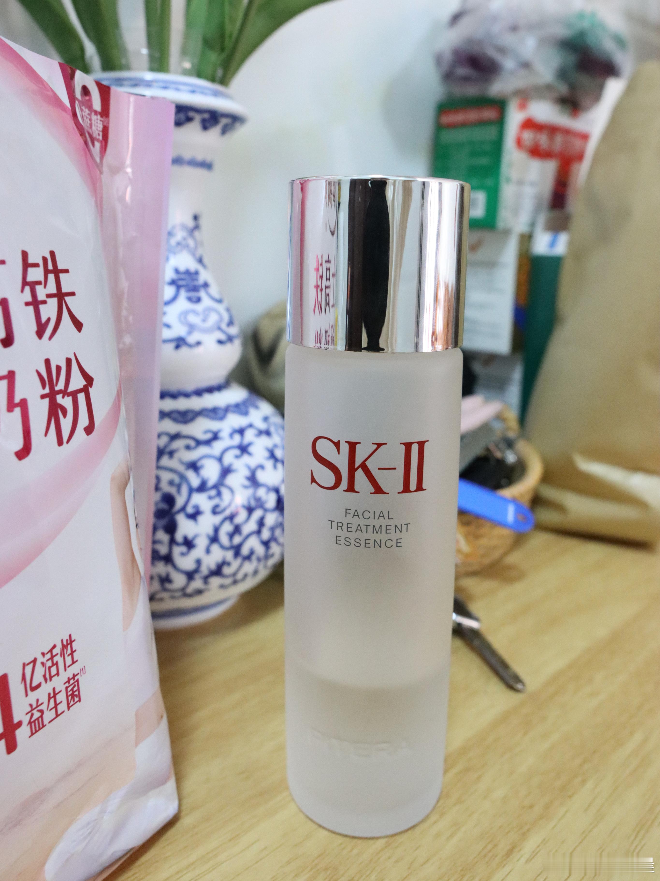 油痘肌连续三年用sk2神仙水➕小灯泡，皮肤焕亮一个度，现在换季都没有不稳定爆痘的