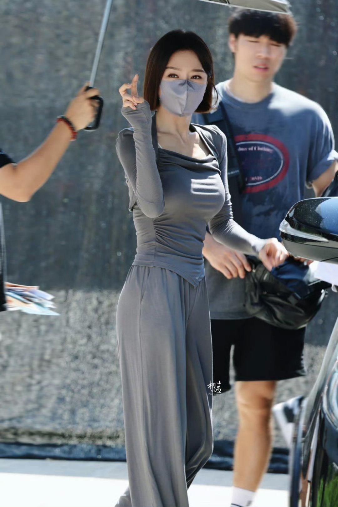 不知道秦岚的身材很曼妙秦岚姐这身材太好了，姐姐那我们春晚见！