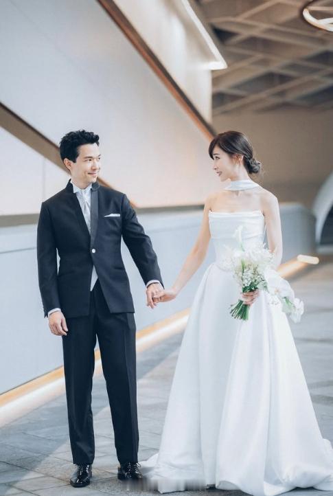 简淑儿（Jessica）早前嫁给机师男友麦大力（Derek）后，她陆续再分享婚照