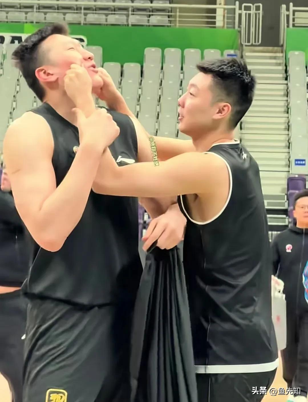 辽宁队跟新疆队的赛前，俞泽辰对着李炎哲的脸是一顿捏啊。李炎哲一直反抗，但是俞泽辰