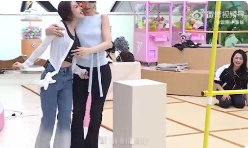 张小婉管乐亲了张小婉管乐你们根本没喝中药乘风直播一定要追！张小婉和管乐隔着球亲亲