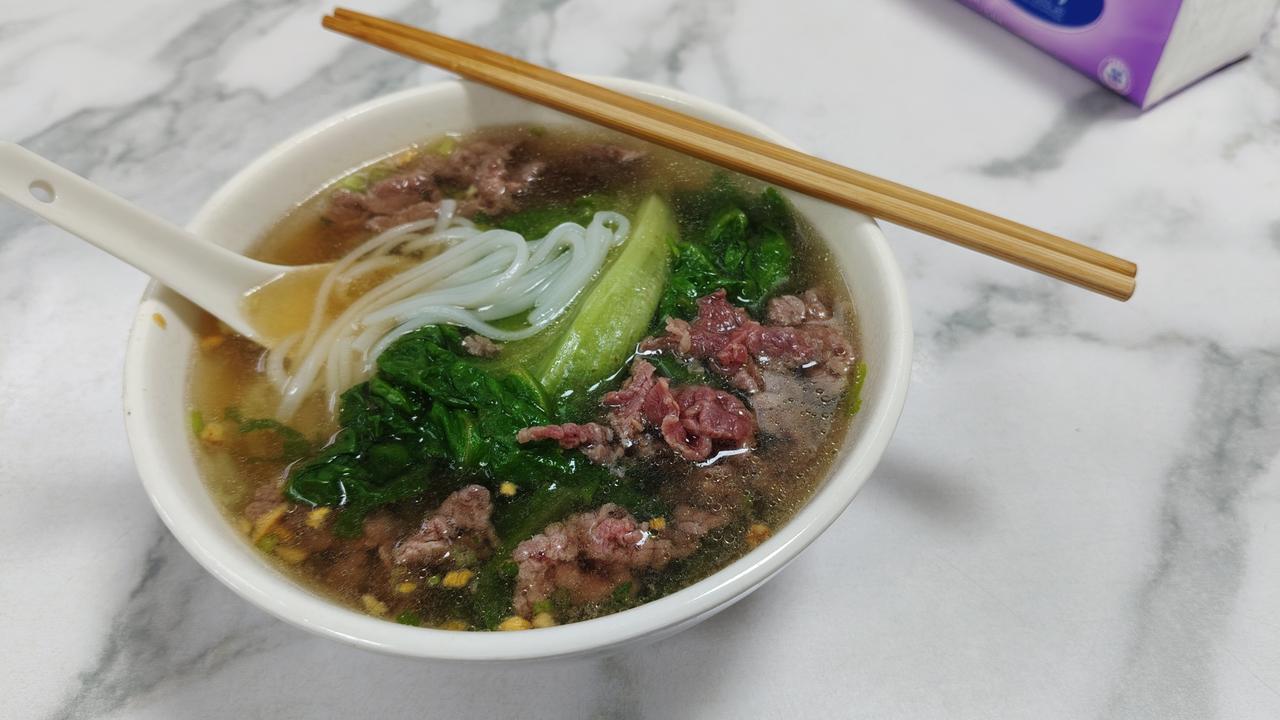 反正是撞进了风暴眼
​横竖我是出不去了
​无端端幸福就来了烦恼
​尽管我一而再的