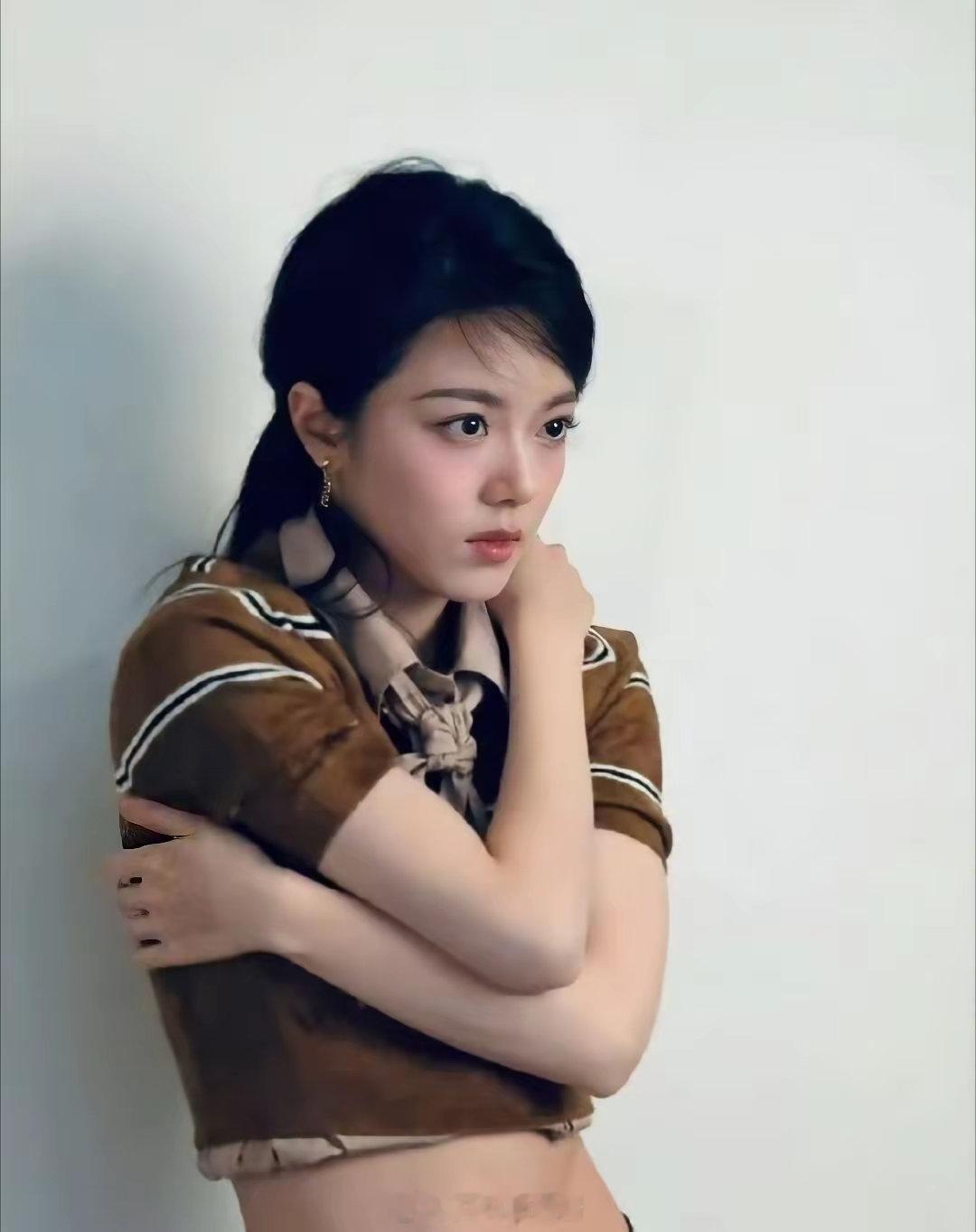 原来赵今麦腹部有一颗痣，怪不得从不穿漏脐装，确实有点尴尬 ​​​