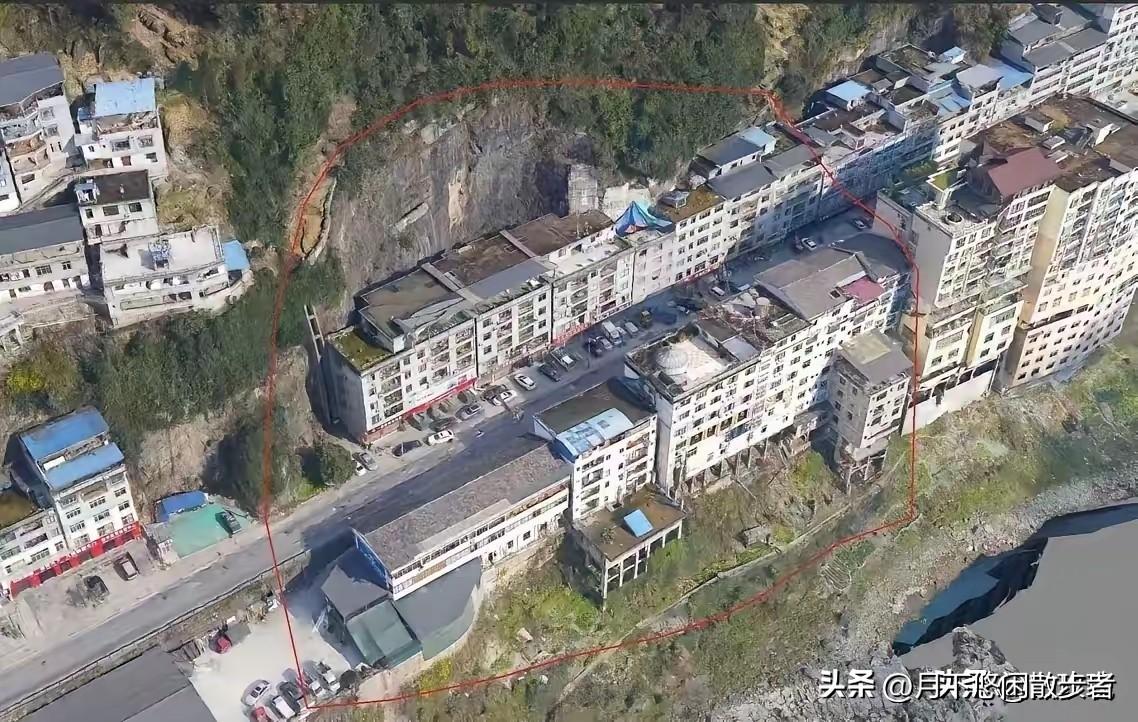 真心佩服重庆市彭水县城居民的勇气和魄力，把山削平，在乌江两边狭窄的谷地上建了这么