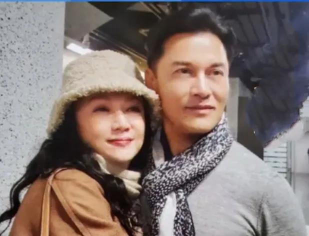 吕良伟和曾经的搭档曾华倩，吕良伟已经68岁了，这面容依然和中年一样拥有韵味，曾华