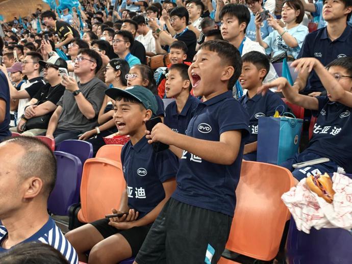 8月1号香港启德，曼城对国米的季前赛，场边最吸引人的不是球星，是一群穿统一队服的