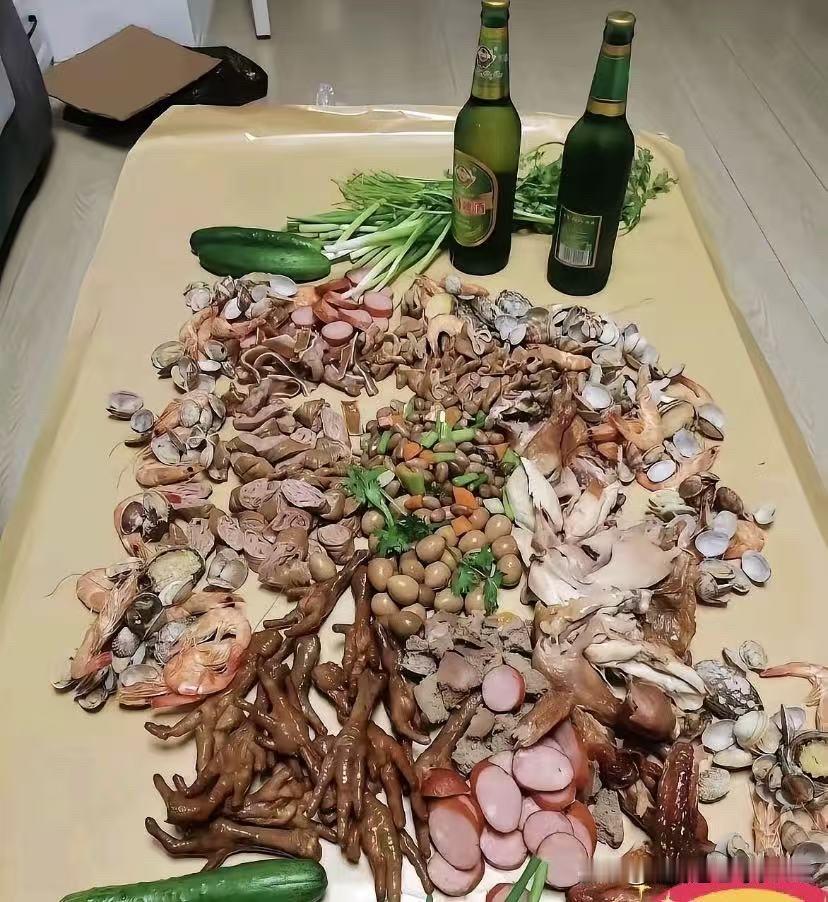 现在的人真的太聪明了！
请十几个朋友吃饭，只需要一个放菜的方形桌就行。
把做好的