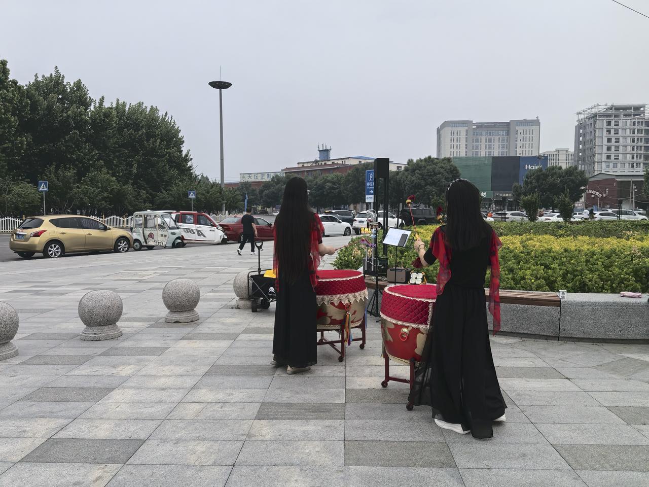 分享一下你随手拍下的照片万达广场母女两个花样击鼓