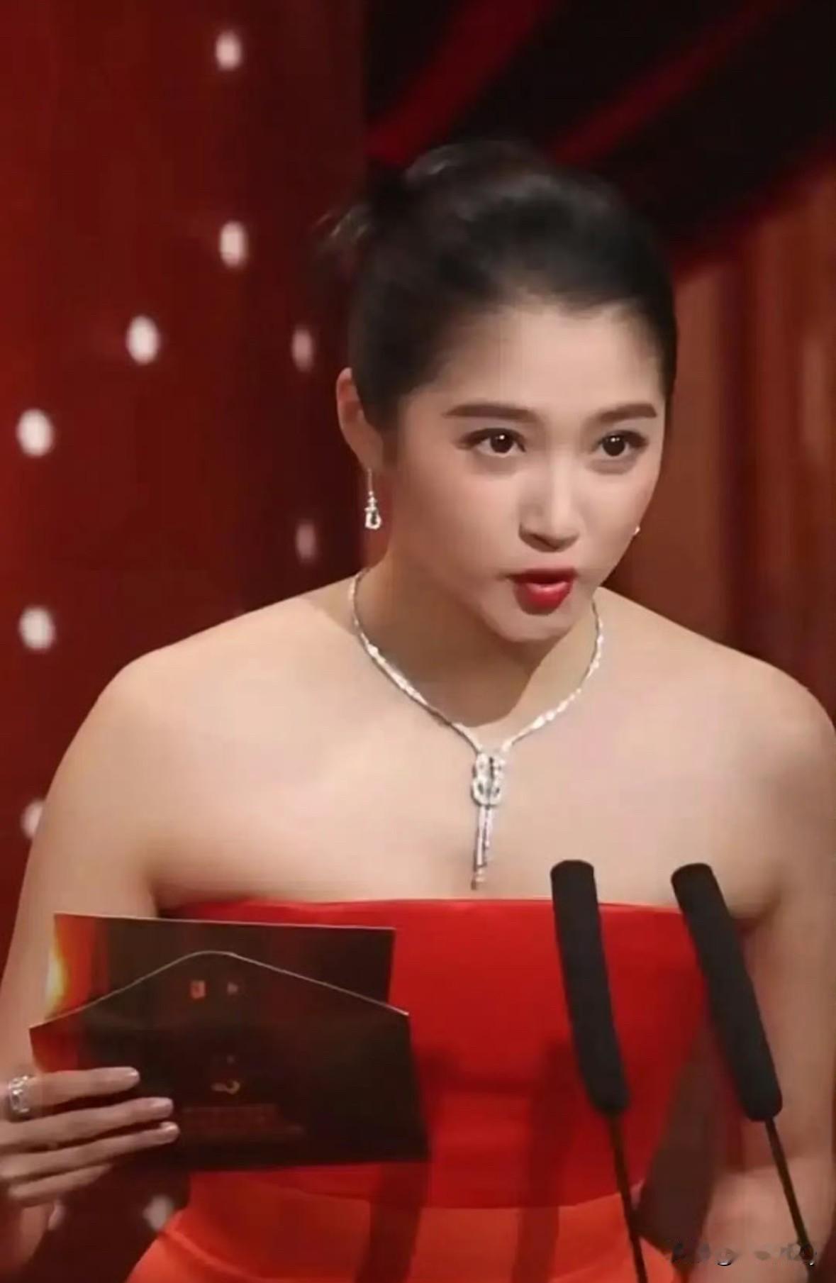 关晓彤又节食又健身，其实很瘦，但还是吃了造型的亏。

大家都知道，关晓彤本身骨架