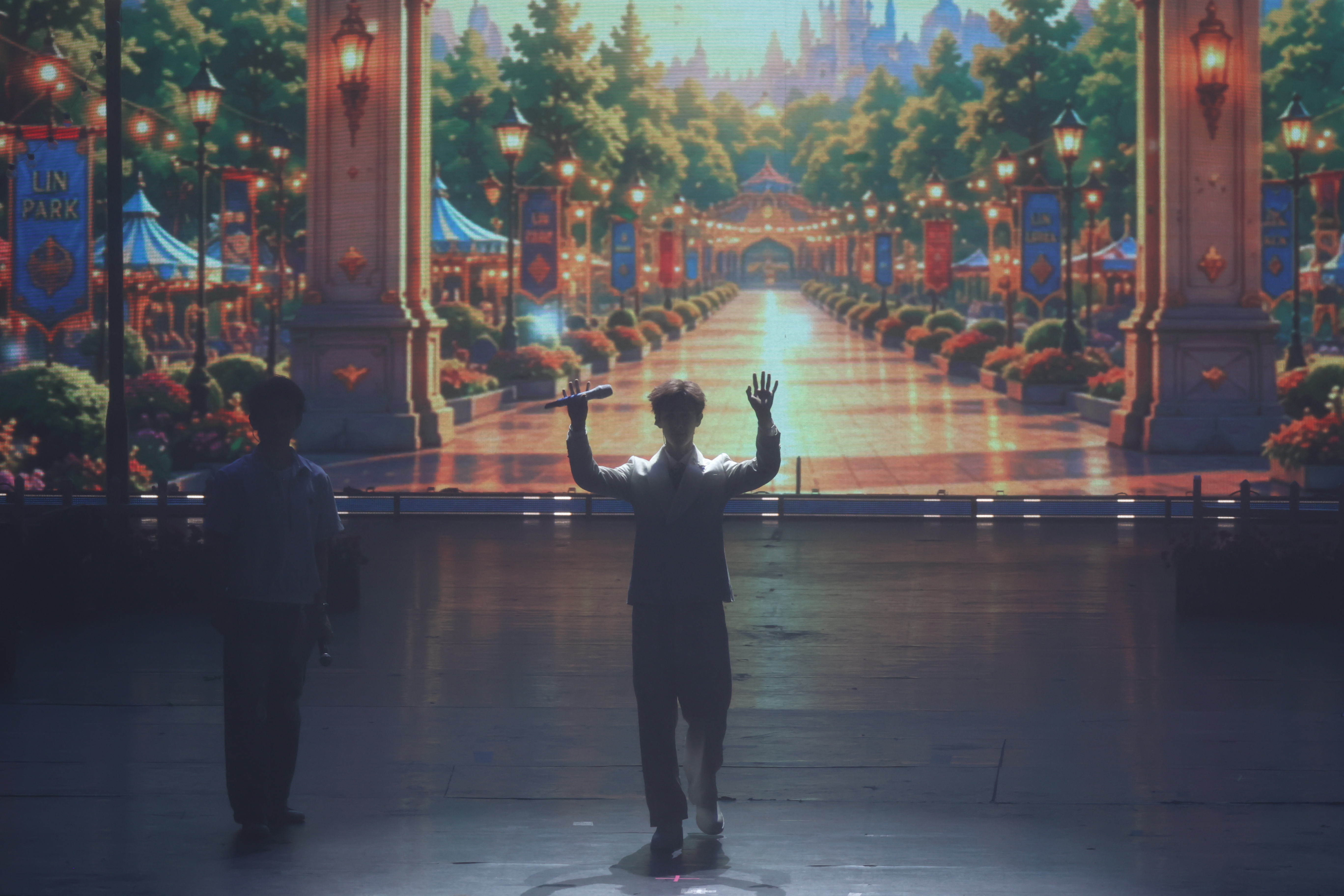 李昀锐从6月开始就在准备生日会了 ☁️李昀锐站粉丝中间唱歌在整理生日会照片，先浅