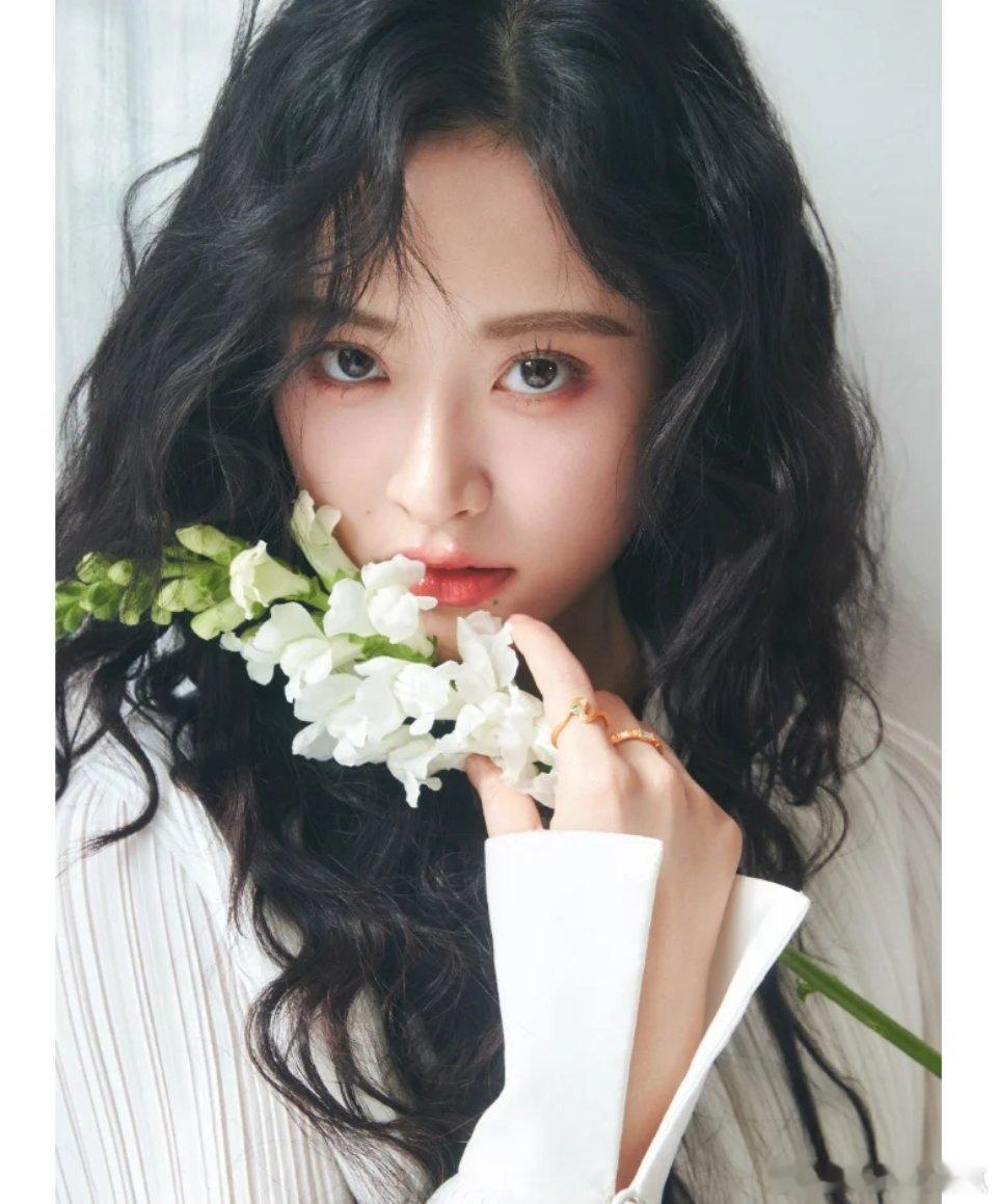 沈月虽然身材管理不到位，但是长得确实挺好看的 ​​​