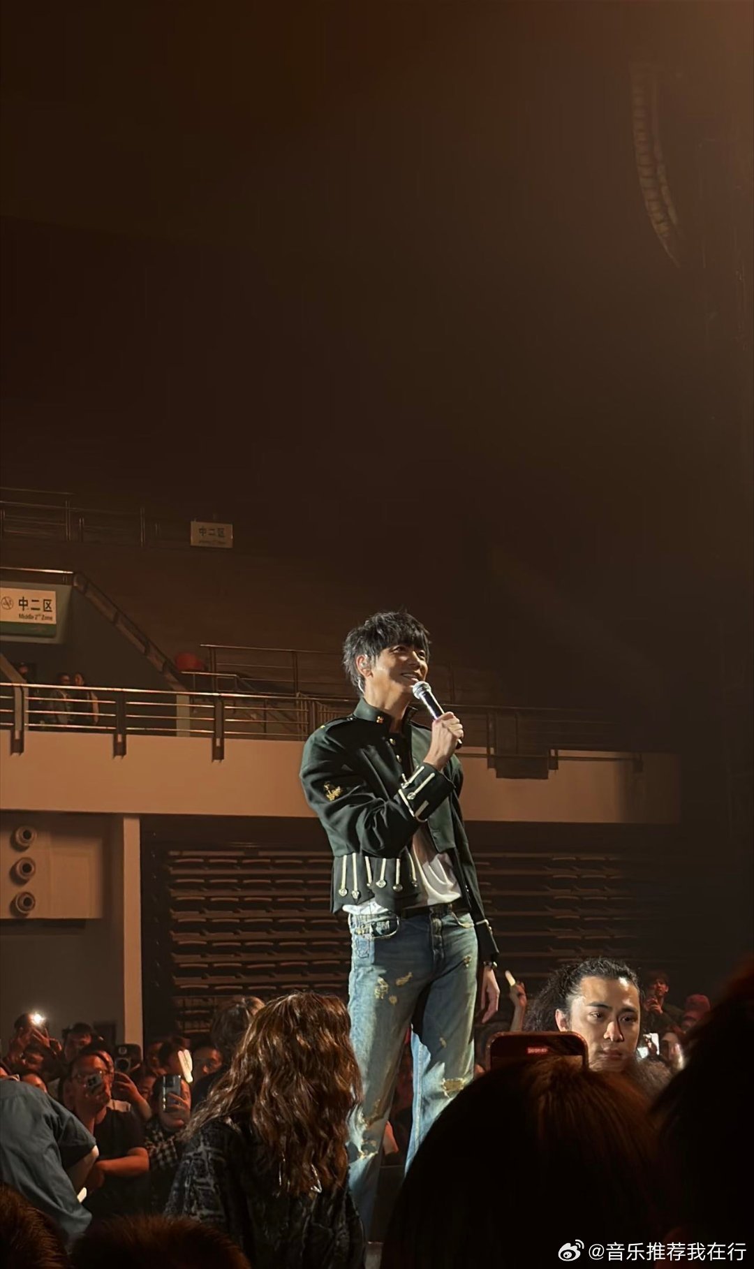 苏见信无锡演唱会唱完飞奔厕所 点开直播，以为会看到一张刚唱完摇滚的酷脸。结果：屏