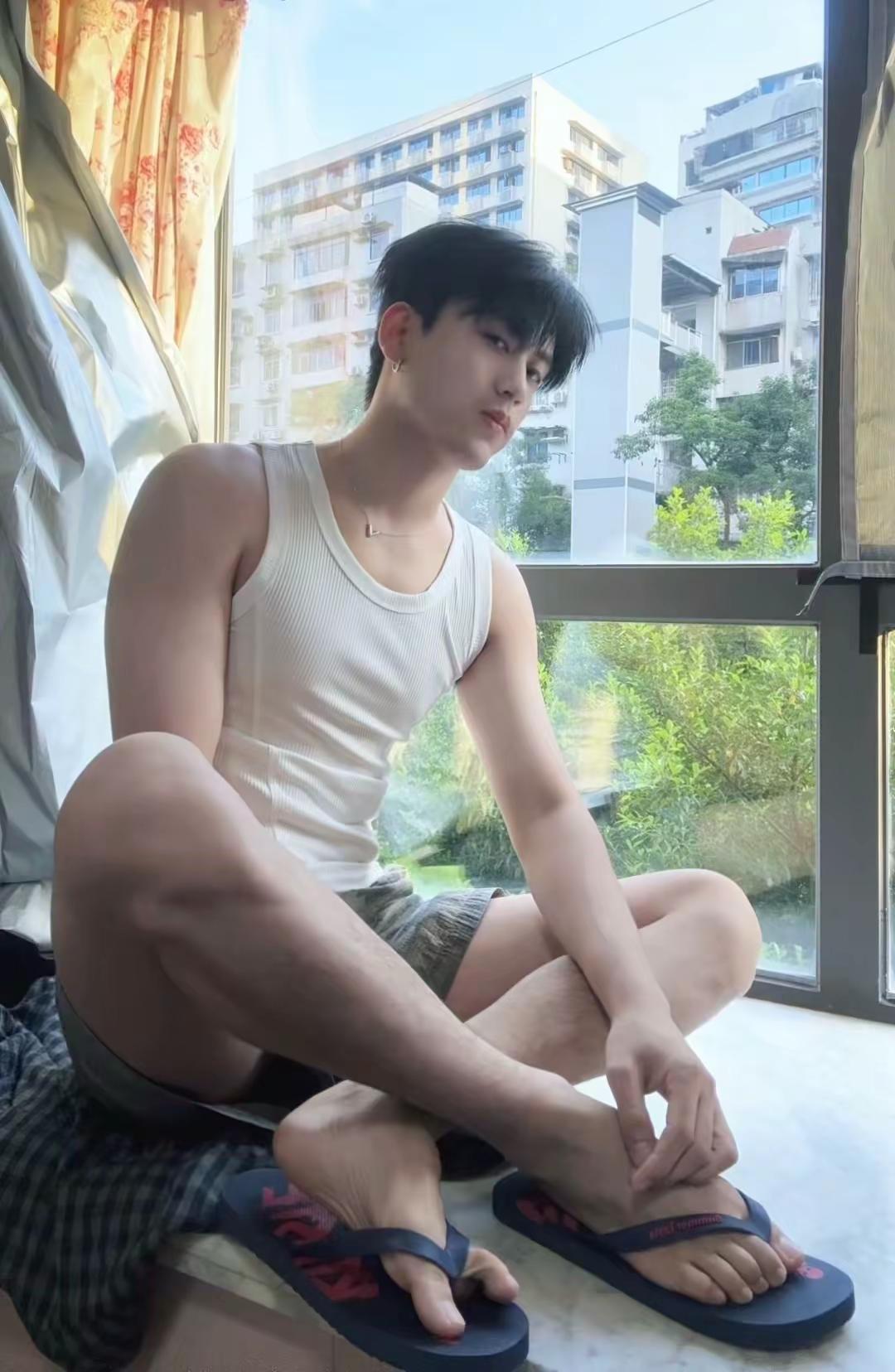 小时候总爱趴在窗口吹晚风🌬️ 小时候总爱趴在窗口吹晚风，风里带着夏天的味道，舒