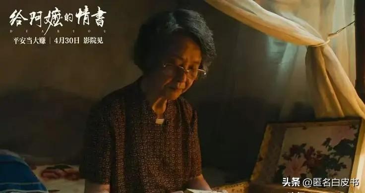 奶奶穿着大白背心，靠在沙发里摇着那把老蒲扇，老蒲扇比我年纪还大。
扇面是棕黄色的
