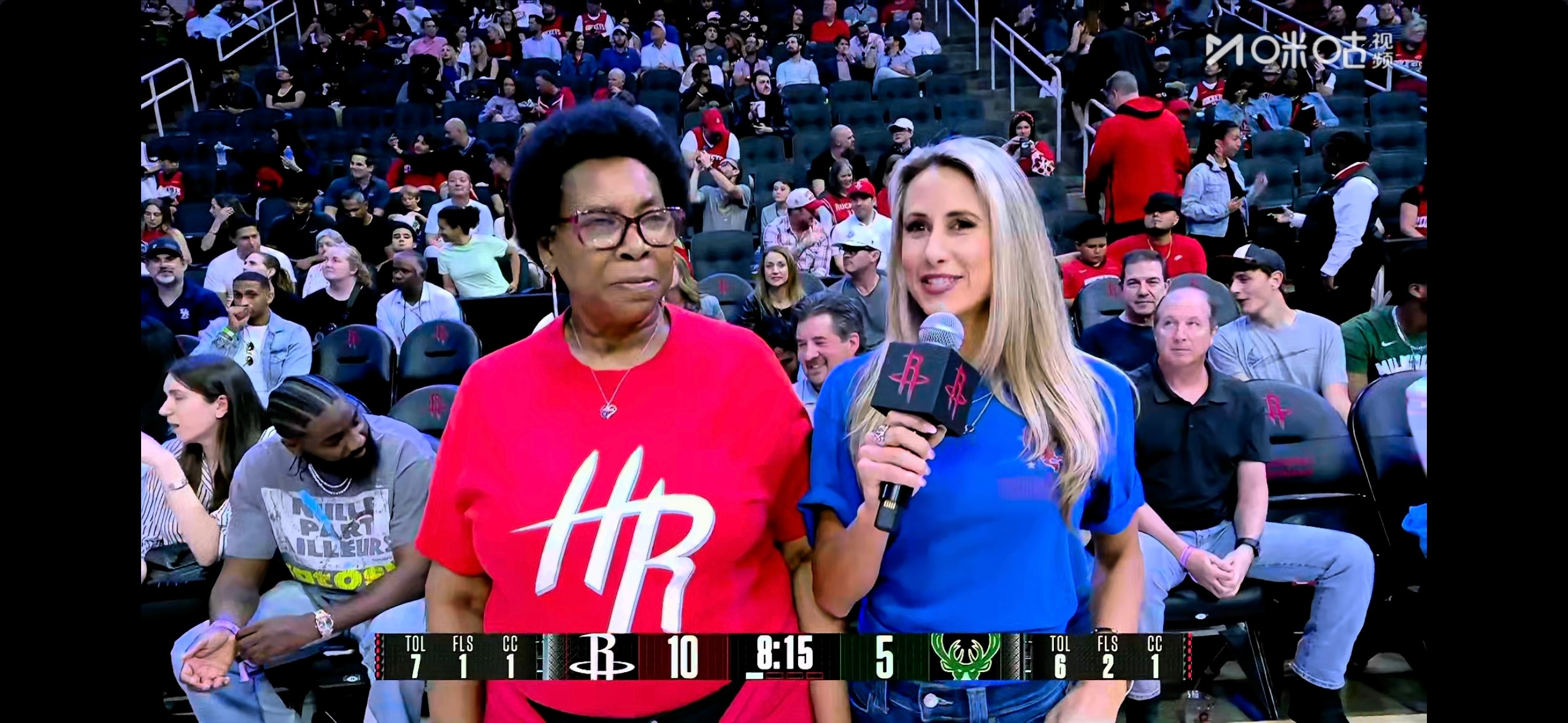 火箭队主场这个穿蓝色体恤的大嘴阿姨，有人知道她是谁吗