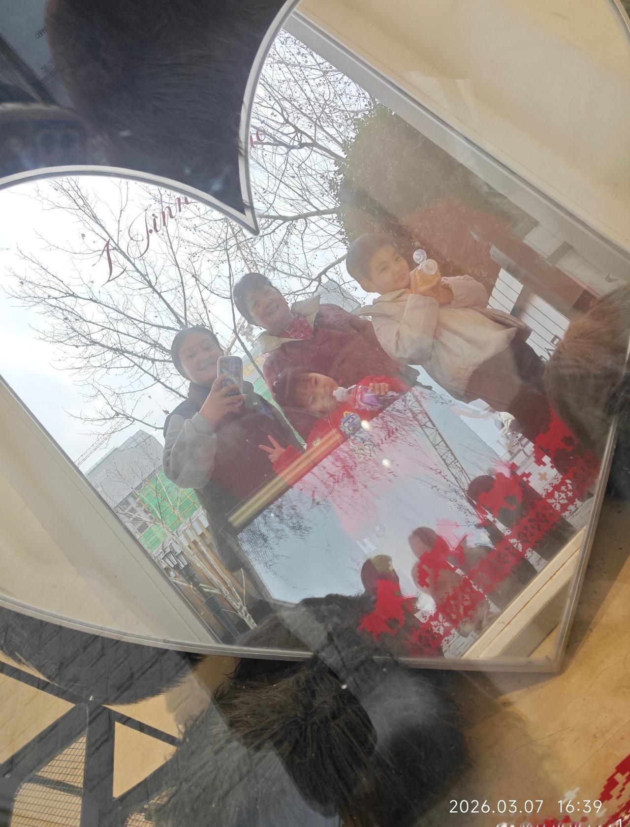 五点半又醒了，昨晚看逐玉看到12点，结果还是这个点醒了。昨天遛娃听说开学没两周，