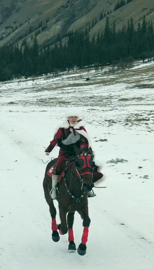 贺娇龙遗体已回到新疆昭苏！生前“策马雪原”带动当地文旅
