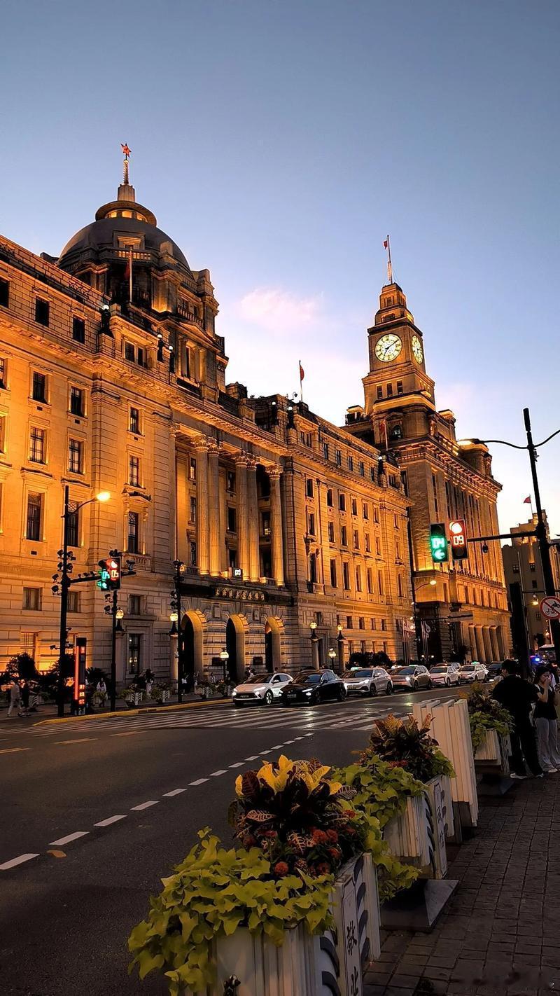 200元在上海住两晚吃三天全靠AI把穷游上海交给AI，居然真用200块活过三天！