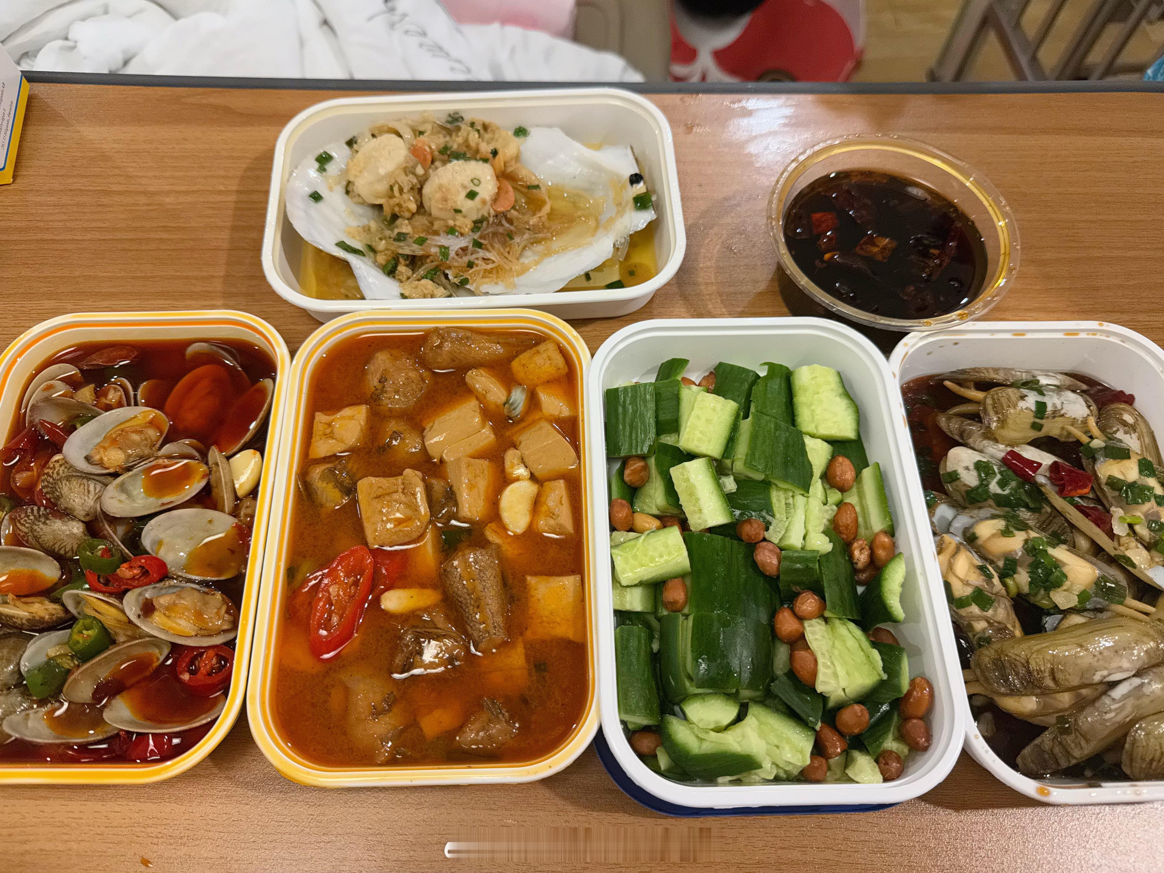 还有一分钟就足月了，为了庆祝吃了点宵夜，但不好吃，感觉浪费了quota……